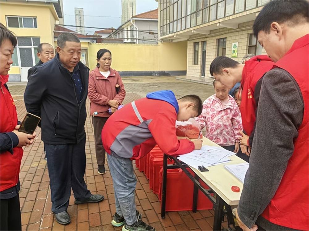 儿童帮扶协会为14名孤困儿童送上成长礼包瓦力棋牌金秋十月情暖屯留！长治市阳光困境(图1)