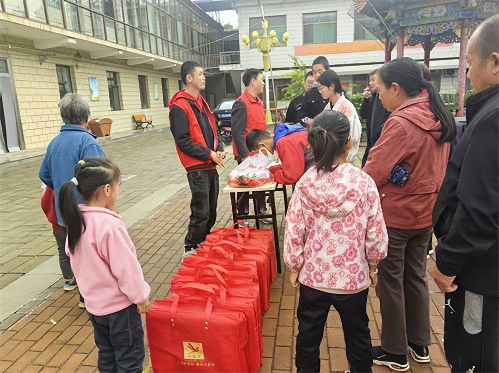 儿童帮扶协会为14名孤困儿童送上成长礼包瓦力棋牌金秋十月情暖屯留！长治市阳光困境(图2)