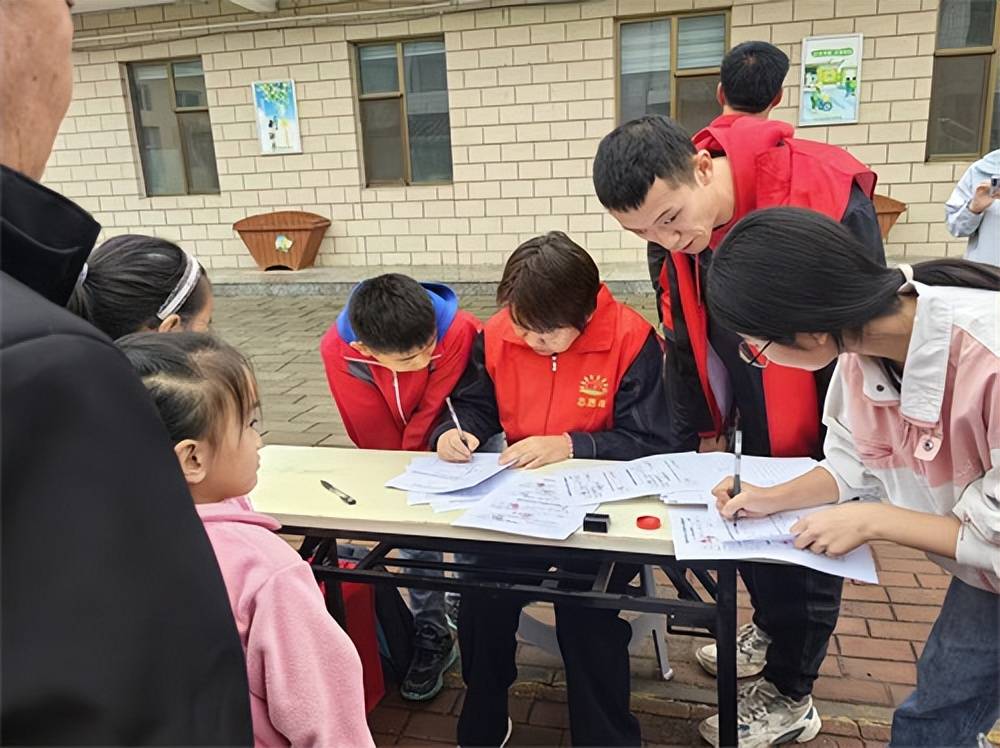 儿童帮扶协会为14名孤困儿童送上成长礼包瓦力棋牌金秋十月情暖屯留！长治市阳光困境(图3)