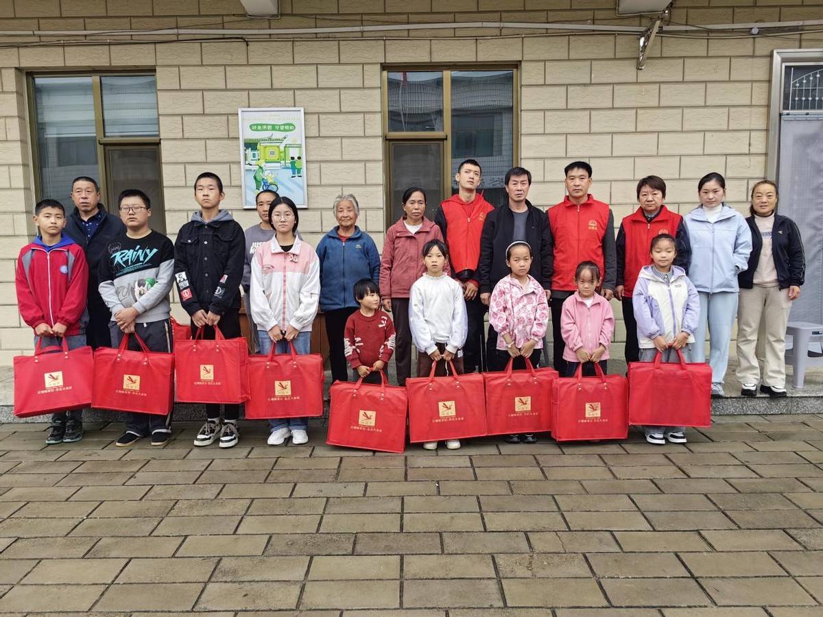 儿童帮扶协会为14名孤困儿童送上成长礼包瓦力棋牌金秋十月情暖屯留！长治市阳光困境(图4)