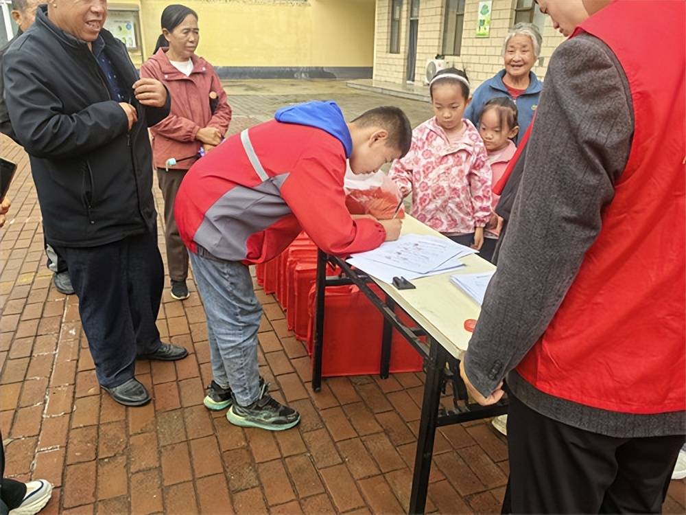 儿童帮扶协会为14名孤困儿童送上成长礼包瓦力棋牌金秋十月情暖屯留！长治市阳光困境(图6)