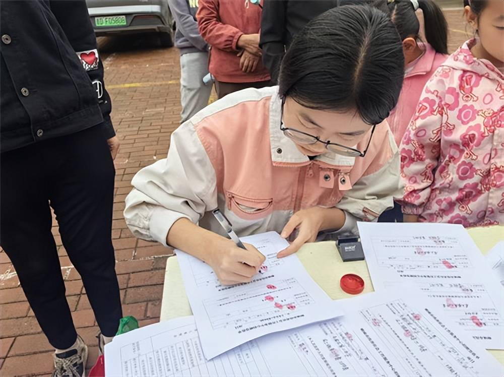 儿童帮扶协会为14名孤困儿童送上成长礼包瓦力棋牌金秋十月情暖屯留！长治市阳光困境(图7)