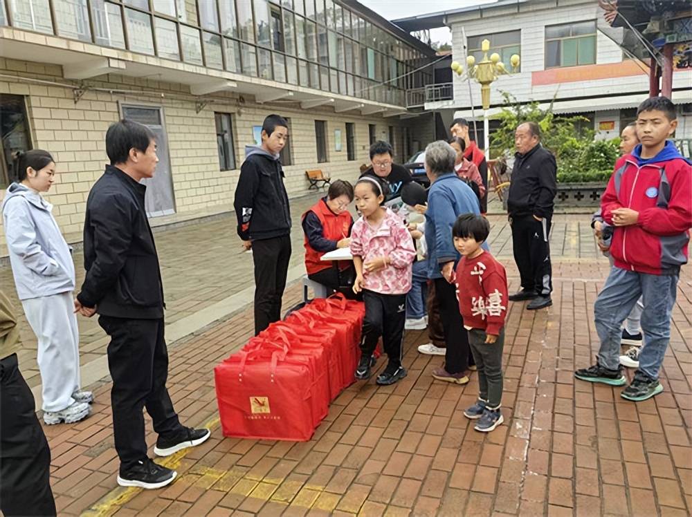 儿童帮扶协会为14名孤困儿童送上成长礼包瓦力棋牌金秋十月情暖屯留！长治市阳光困境(图8)